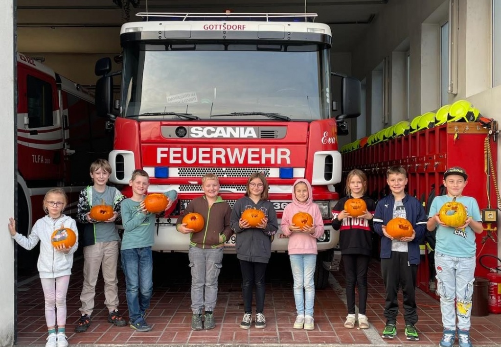 Kürbisschnitzen mit der Kinderfeuerwehr