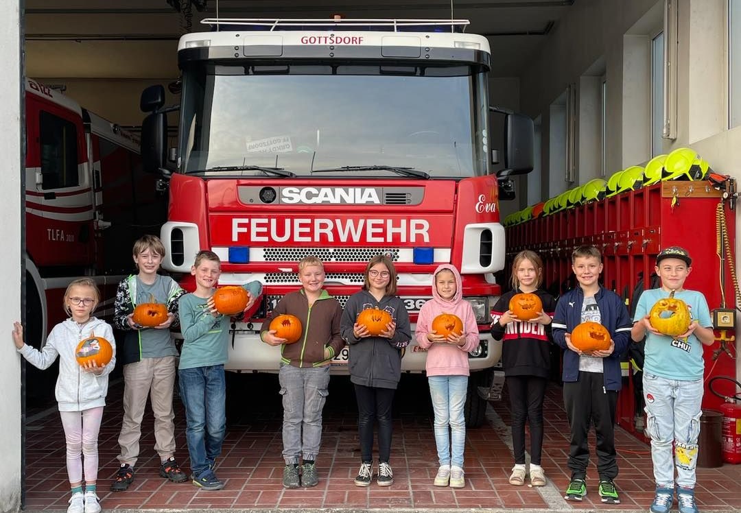 You are currently viewing Kürbisschnitzen mit der Kinderfeuerwehr