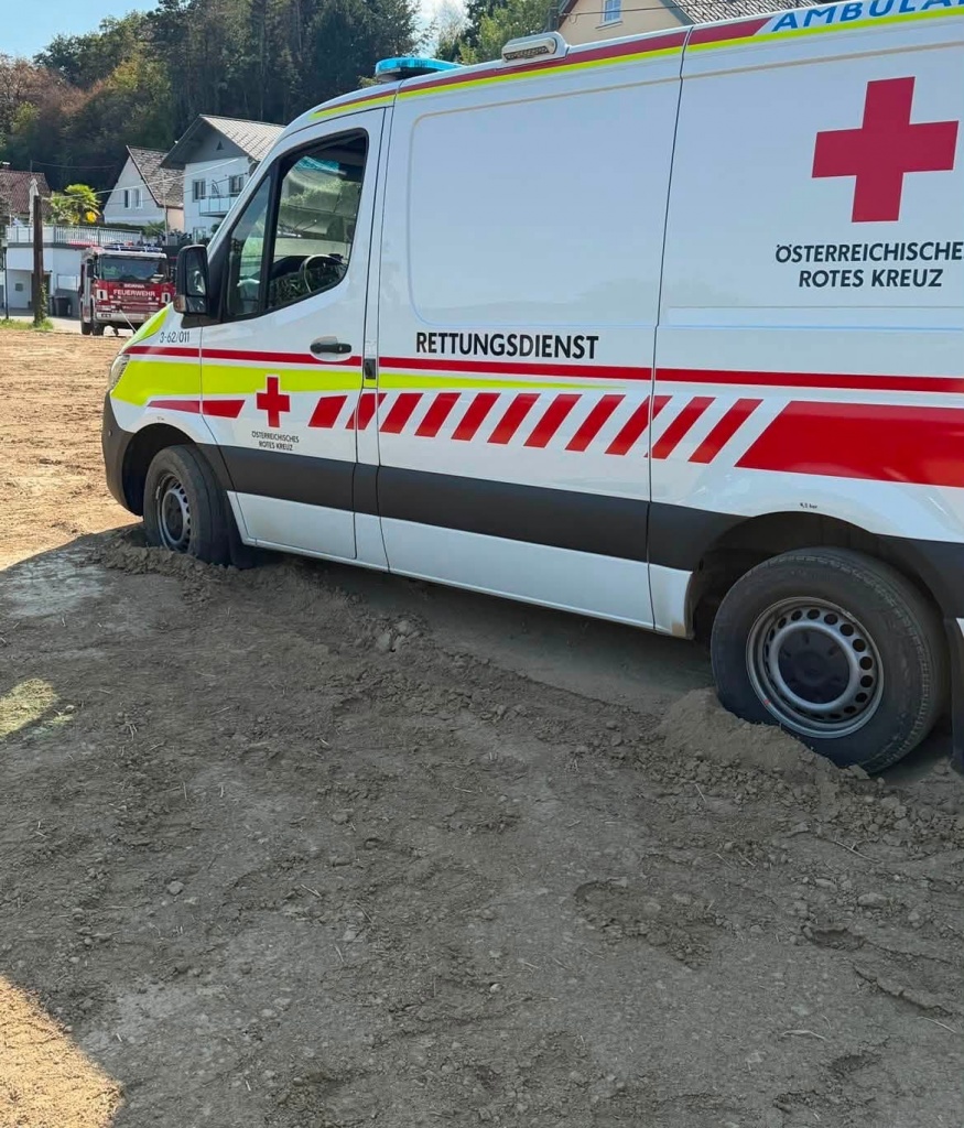 (T1) Rettungsfahrzeug steckt fest